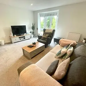 Spacious Two Bedroom In Close To Bay And Cardiff